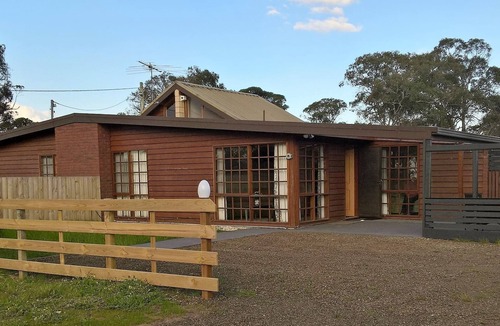 Dodges Ferry Apartment | Peaceful beach retreat, close to cafe, bakery, bistro, shop & only 30 min Hobart