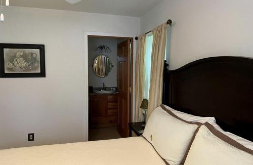 Elkhorn Cabin | Peaceful Bed and Breakfast Accommodation for Two near Whitewater, Wisconsin
