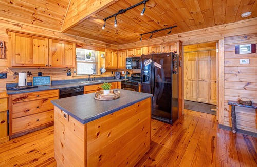 Epworth Cabin | Peaceful Blue Ridge Mtn Cabin-Gated, WiFi, Hot Tub, Fire Pit, Game Room