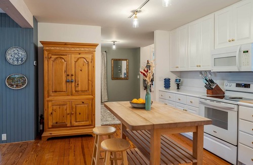 Treloar House | Peaceful Blufftop Retreat Over the Missouri