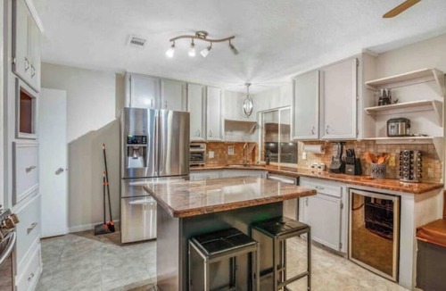 Stafford House | Peaceful Boho stays-4BRs-amazing pool-patio&deck-mini golf-Stafford