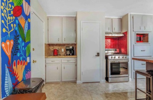 Stafford House | Peaceful Boho stays-4BRs-amazing pool-patio&deck-mini golf-Stafford