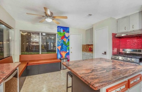 Stafford House | Peaceful Boho stays-4BRs-amazing pool-patio&deck-mini golf-Stafford