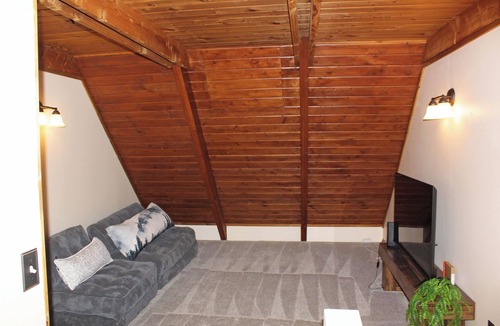 Silver Creek Cabin | Peaceful Cabin Retreat Near Mayfield Lake- Boating, Fishing, Hunting, Hiking