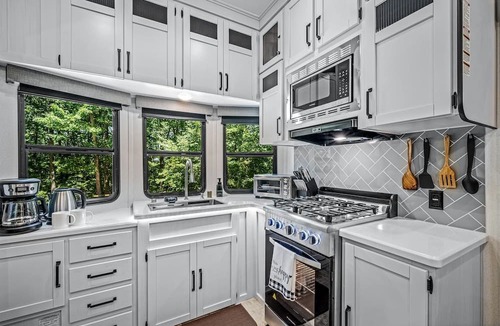 Fort Payne House | Peaceful Caravan Retreat with Large Private Deck and Fire Pit in Alabama