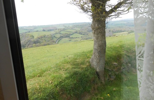 Callington House | Peaceful caravan with WiFi in charming outskirts Callington on a working farm .