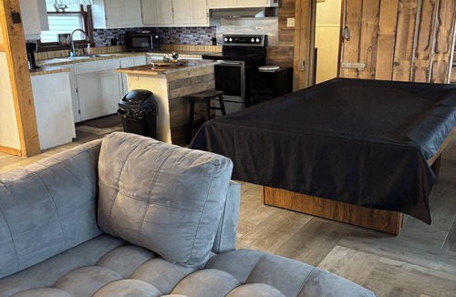 Hohenwald House | Peaceful & Charming 3-bedroom farmhouse with AC, WiFi! in peaceful Hohenwald