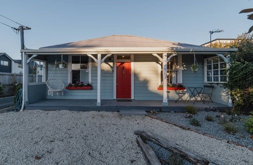 Christchurch Cottage | Peaceful City Cottage & Hot Tub