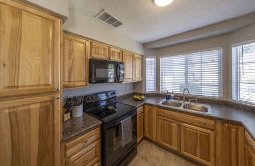 Northgrove House | Peaceful+Clean+Comfy 2BR Townhouse w/Pool & Garage