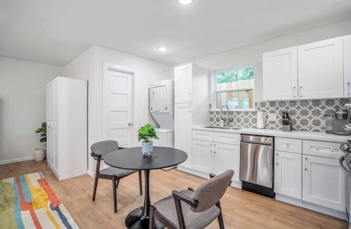 Southeast Houston House | Peaceful, colorful studio with everything you need