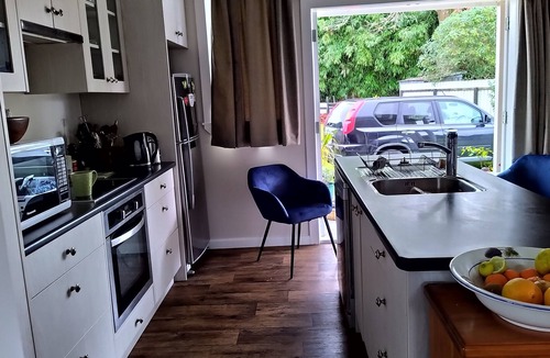 Taumarunui House | Peaceful cottage and garden, not far from National Park.