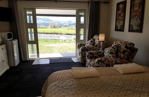 Cambridge Cottage | Peaceful Cottage with Idyllic Sunset Views in Cambridge, Waikato