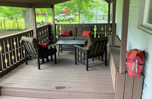 Cedar Rapids House | Peaceful Country Retreat/Game Room/5 Guests/Adirondack Chairs and Fire Table