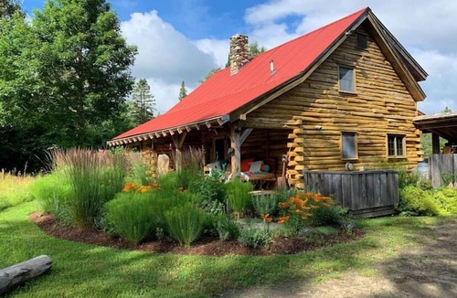 Stannard House | Peaceful Cozy & Romantic Curated NEK Log Cabin Retreat w/Hot Tub & Fireplace