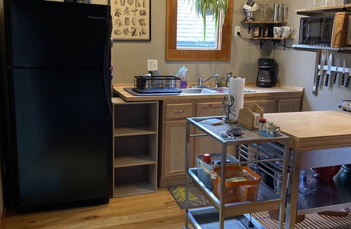 Sellwood-Moreland Apartment | Peaceful+Cozy StudioApt-Steps to Central Sellwood