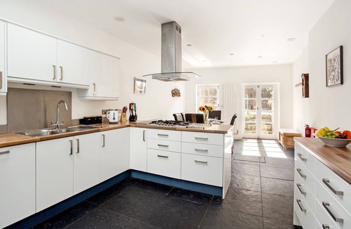 Winchester Cottage | Peaceful Elevated Residential Area - Walk to City
