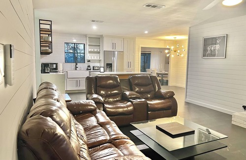 Elgin House | Peaceful Elgin Getaway 2BR Huge Fenced Yard Fast Access to Austin via Hwy 290