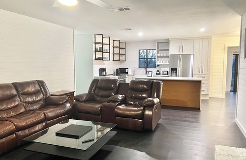 Elgin House | Peaceful Elgin Getaway 2BR Huge Fenced Yard Fast Access to Austin via Hwy 290