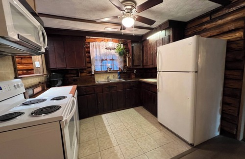 Marion Station Cabin | Peaceful Entire 4 BR 2 BA Cabin with AC, WiFi, Pond View, Recreational room