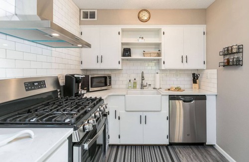 Cedar Rapids House | Peaceful Farmhouse Style-Czech Village/Newbo Area