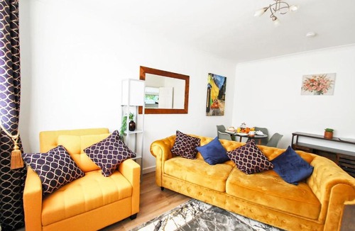 Horsham Apartment | Peaceful first floor apartment close to town centre