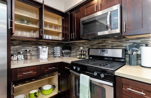 Thousand Oaks Apartment | Peaceful & Gated 2 King Bd 2 Bth, 1 Gig WiFi near CLU, FSAC & Proactive Sports