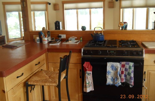 White Salmon House | Peaceful Getaway w/ Stunning Views, Deck! Hike, Mtn Bike, min to river! Sleeps 5