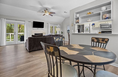 Haile Plantation House | Peaceful Haile Cottage | Trails + Deck + Near UF