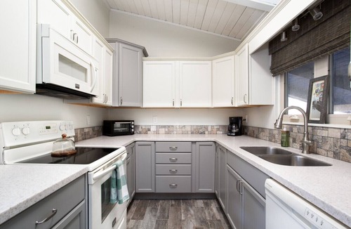 Townsend Cabin | Peaceful Heights with Cozy Decks and Smart TV!