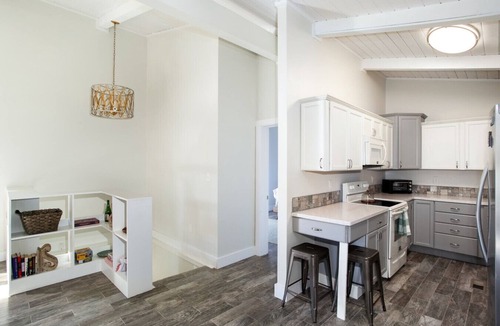 Townsend Cabin | Peaceful Heights with Cozy Decks and Smart TV!