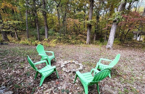 Mount Ida Cabin | Peaceful Hideaway Cabin with Sunroom and Fire Pit near Lake Ouachita, Arkansas