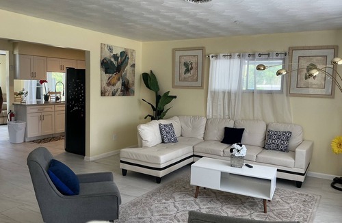 Longwood House | Peaceful Hideaway, Comfy Beds & Outdoor Space