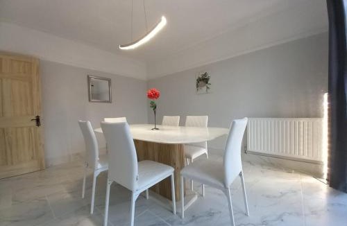 Alexandra House | Peaceful Home in Surbiton, Surrey, UK near Chessington World of Adventure & Wimbledon with free parkings