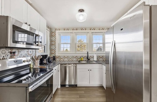 Berkley House | Peaceful Home with 4BR, Big Yard and amazing art