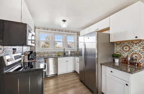 Berkley House | Peaceful Home with 4BR, Big Yard and amazing art