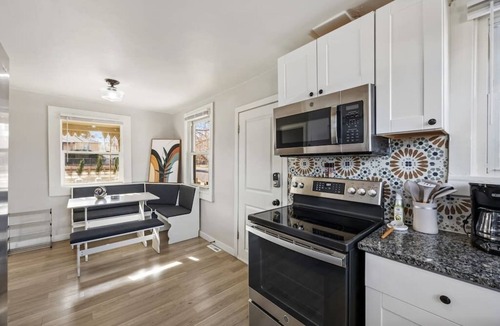 Berkley House | Peaceful Home with 4BR, Big Yard and amazing art