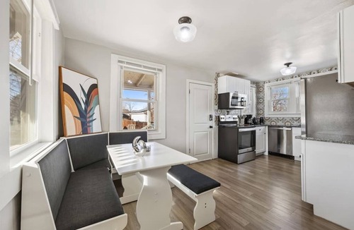 Berkley House | Peaceful Home with 4BR, Big Yard and amazing art