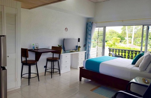 Rendezvous Apartment | Peaceful intensely clean unit overlooking tropical gardens and golf course