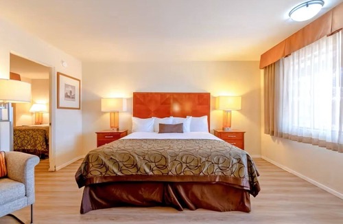 Yuma Townsite Hotel | Peaceful King & Queen Suite Close to West Wetlands Park | Onsite Pool & Parking