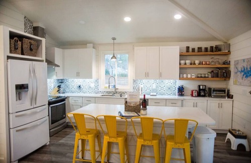 Chapin House | Peaceful Lakefront Getaway/Boujee Shack w/Dock + Kayaks