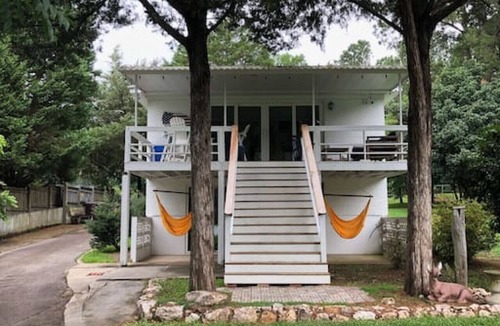 Chapin House | Peaceful Lakefront Getaway/Boujee Shack w/Dock + Kayaks