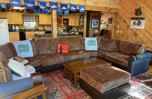 Newcastle House | Peaceful Lakefront Oasis with Beautiful Waterfront & Fun Lake Toys