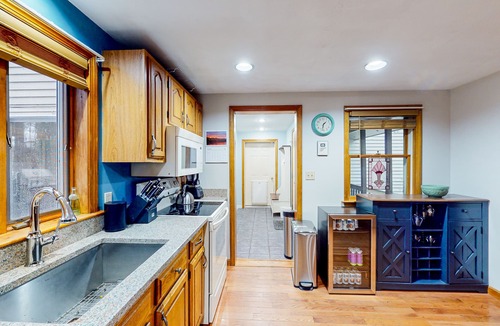 Lake Arrowhead House | Peaceful lakefront retreat with private hot tub, game room, & deck - near skiing
