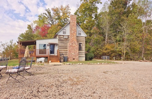 Morris Chapel Cabin | Peaceful log cabin on Tennessee River! Pet friendly, close to historical sites.