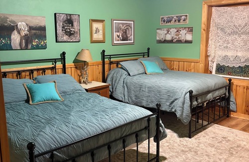 Molalla Cabin | Peaceful Log home on 9 mountainview acres