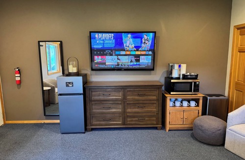 Sunland Estates Apartment | Peaceful lower studio with AC in charming Quincy sunland estates near river.