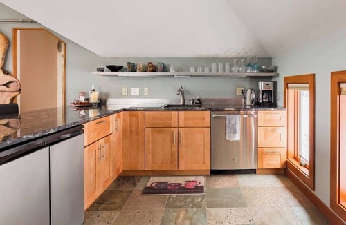 Moretown House | Peaceful luxurious retreat with stunning mountain views & nearby skiing/hikes!