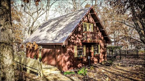 Mentone House | Peaceful Luxury Cabin with Floor-to-Ceiling Glass Views & Historic Gas Log Near Cloudland Canyon, Mentone, Alabama
