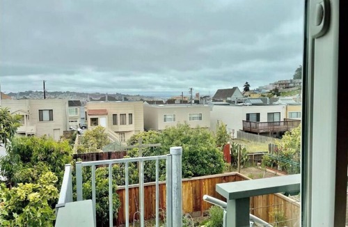 Portola House | Peaceful Mid-Century Modern 3 bd in San Francisco