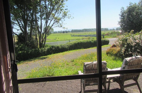 Waitakaruru Apartment | Peaceful Miranda area and less than an hour to Auckland Sleeps three